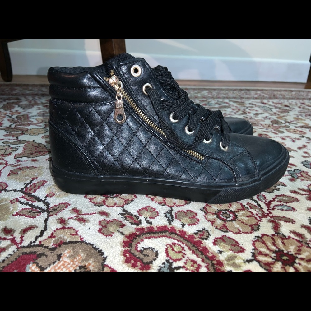Size 9 tufted black gold zipper high top sneakers
